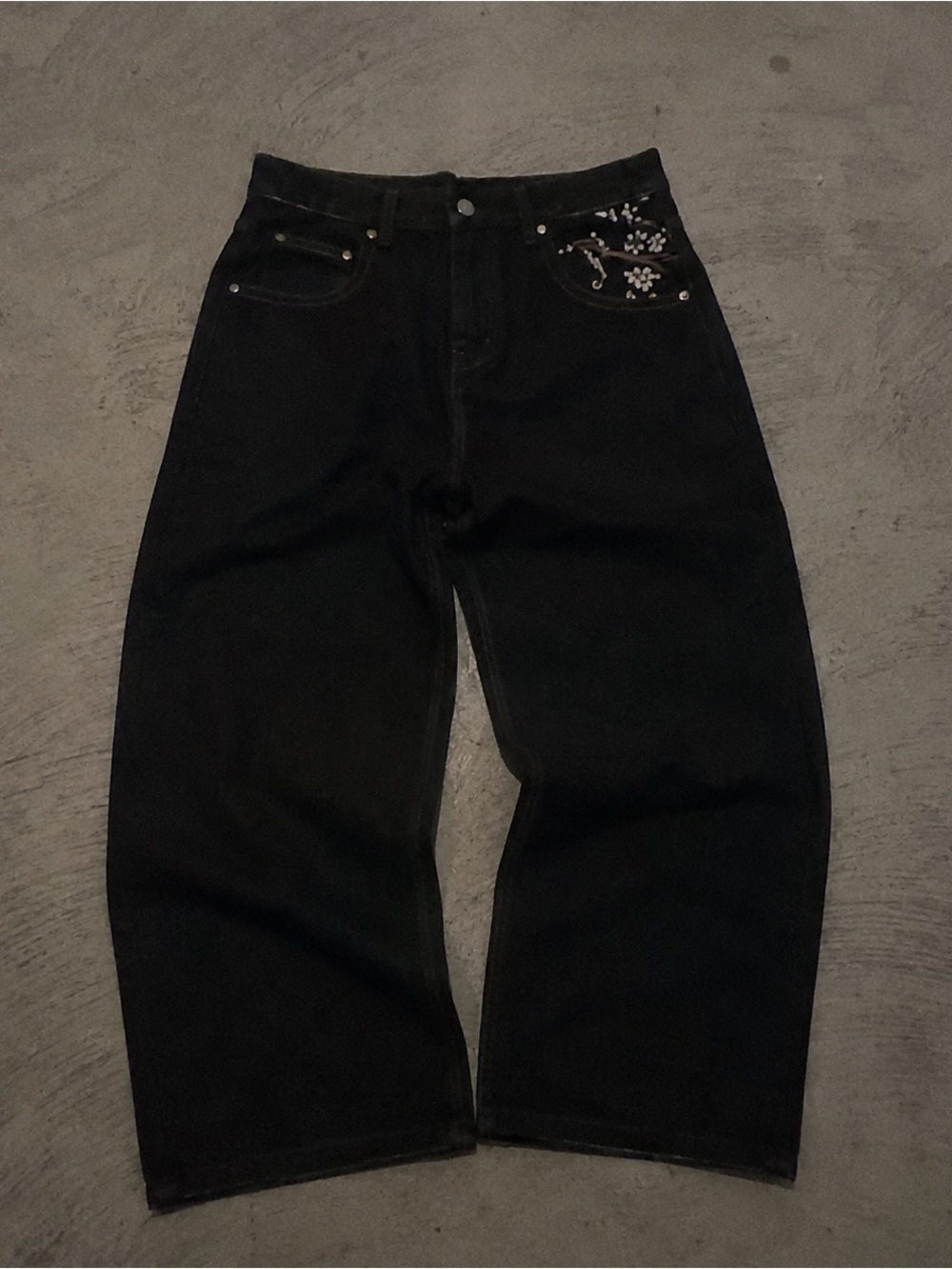 Relaxed Black Men's Jeans with Subtle Pocket Embroidery